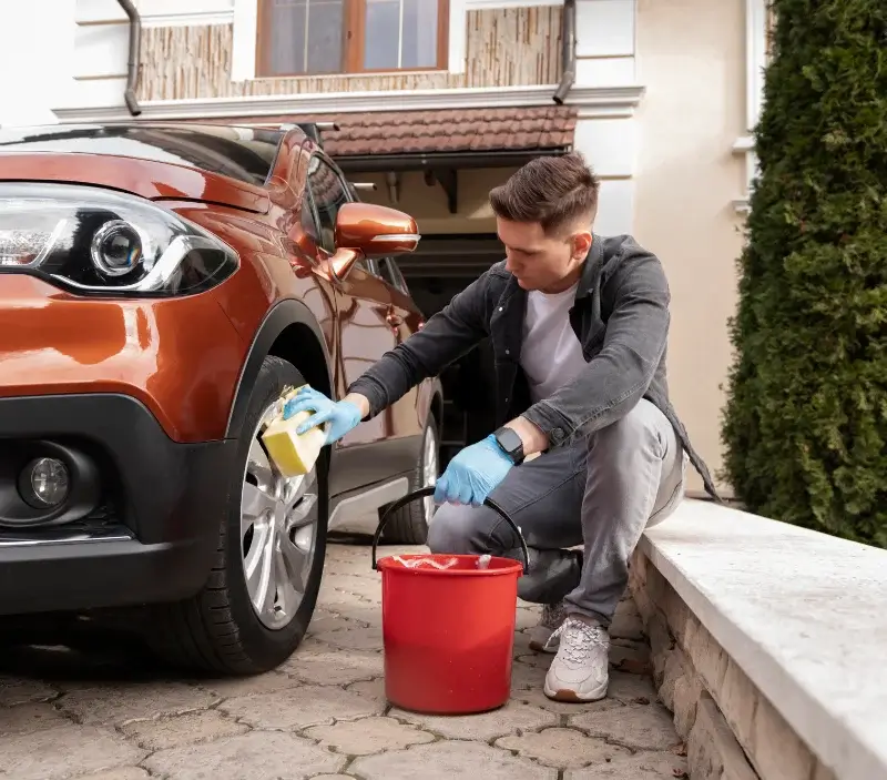 Lavage auto à domicile Saint-Bonnet-le-Château : professionnel intervenant sur un véhicule